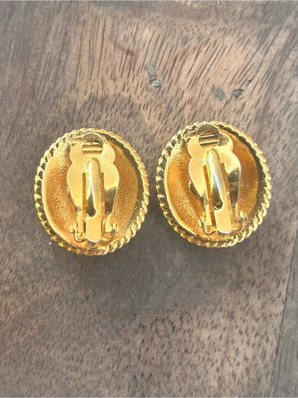 Vintage CAROLEE signed black and gold enamel faux pearl oval clip on earrings - Picture 3 of 6
